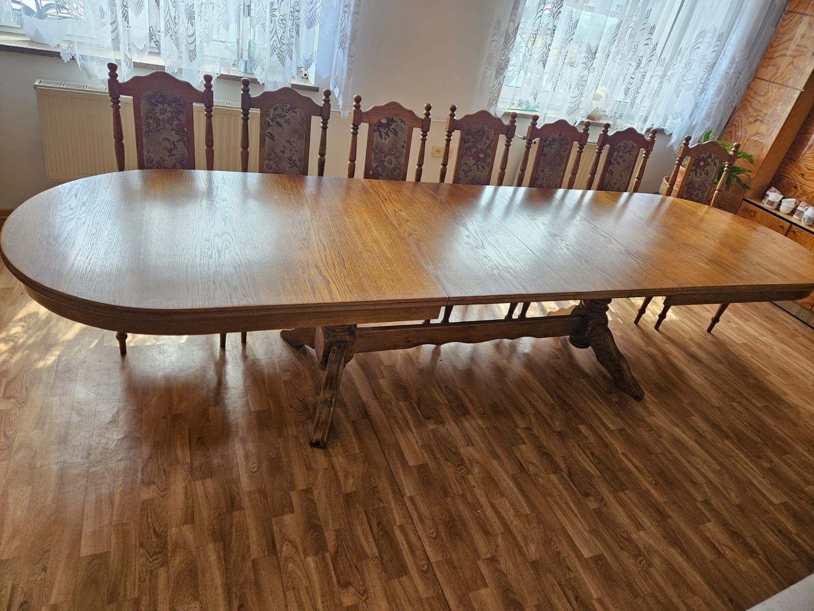 Duży stół drewniany, krzesła