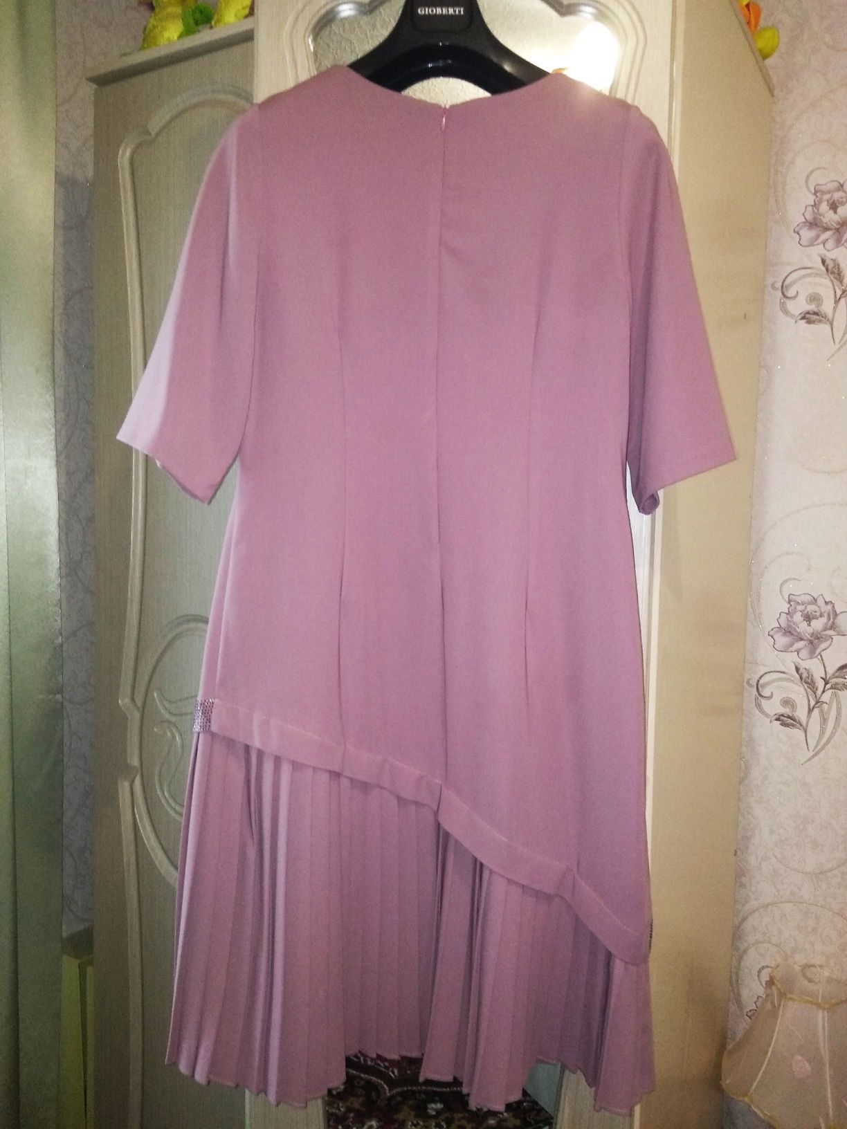 Розовое платье трапеция с плисировкой