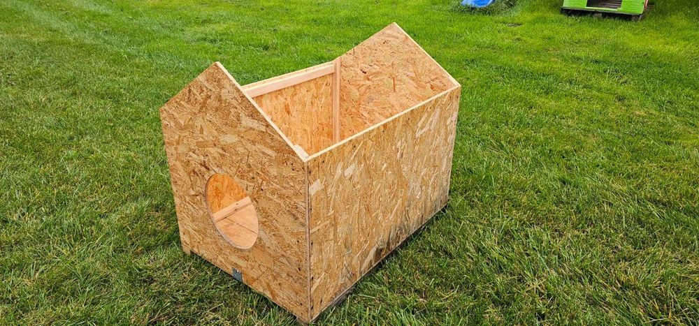 Buda ocieplana dla dużego psa (Bernardyna, Owczarka)