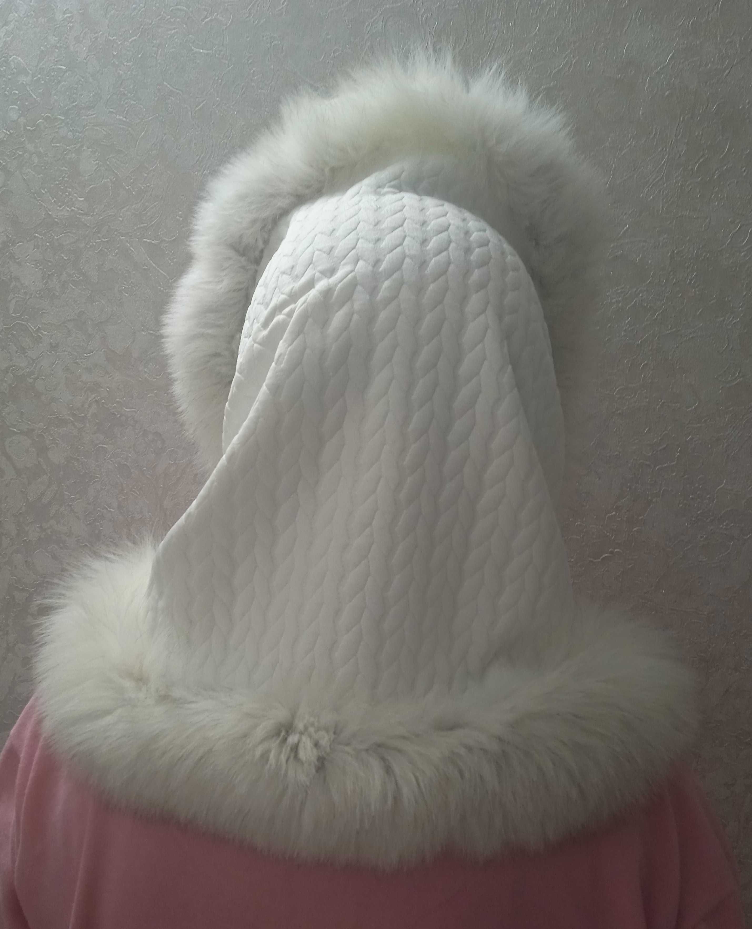 Капор з хутром,  білого кольору.