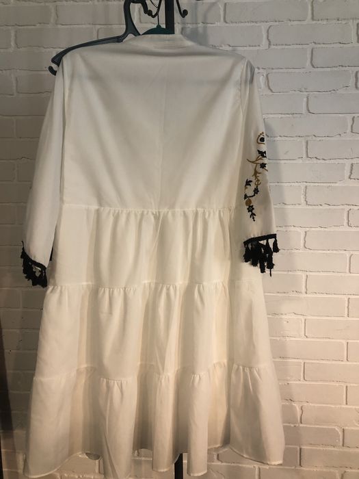 Стильна сукня-вишиванка в білому кольорі