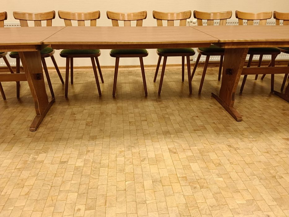 Stoły i krzesła drewniane