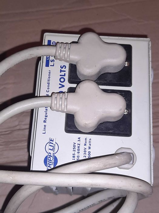 Стабилизатор/кондиционер электропитания Tripp Lite.