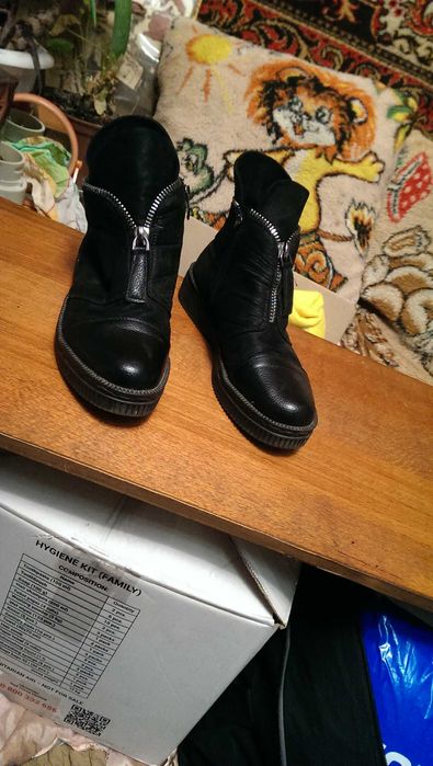 Женские стильные кожаные ботинки с молниями 38р. в отличном состоянии