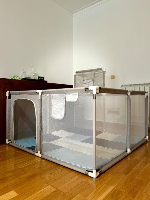 Parque infantil 128×128×66 cm com cesto de basquete (cinzento)