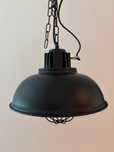 Czarna lampa sufitowa