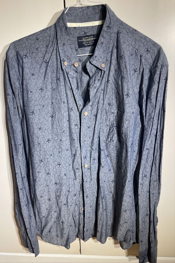 Camisa cinzenta com desmhoa