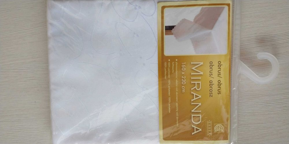 obrus biały z delikatnym wzorem