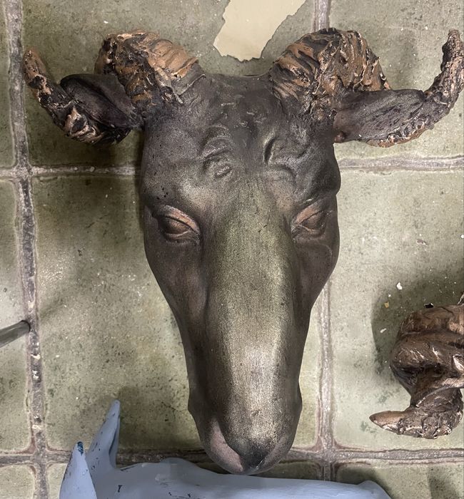 Барельєфи декор настінний глина тварини