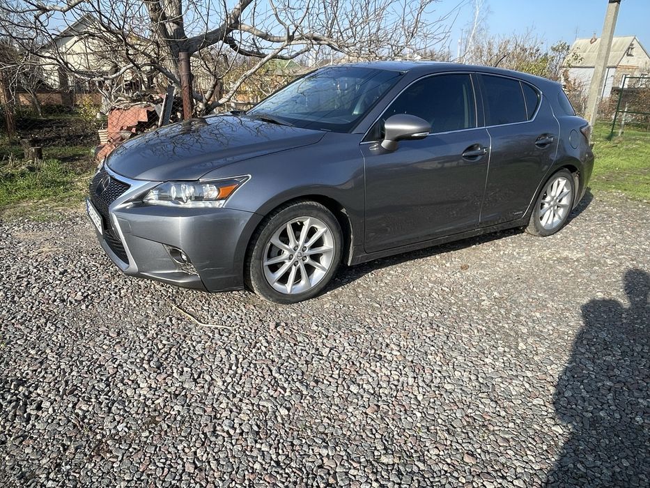 Продаю Лексус СТ200Н 2014