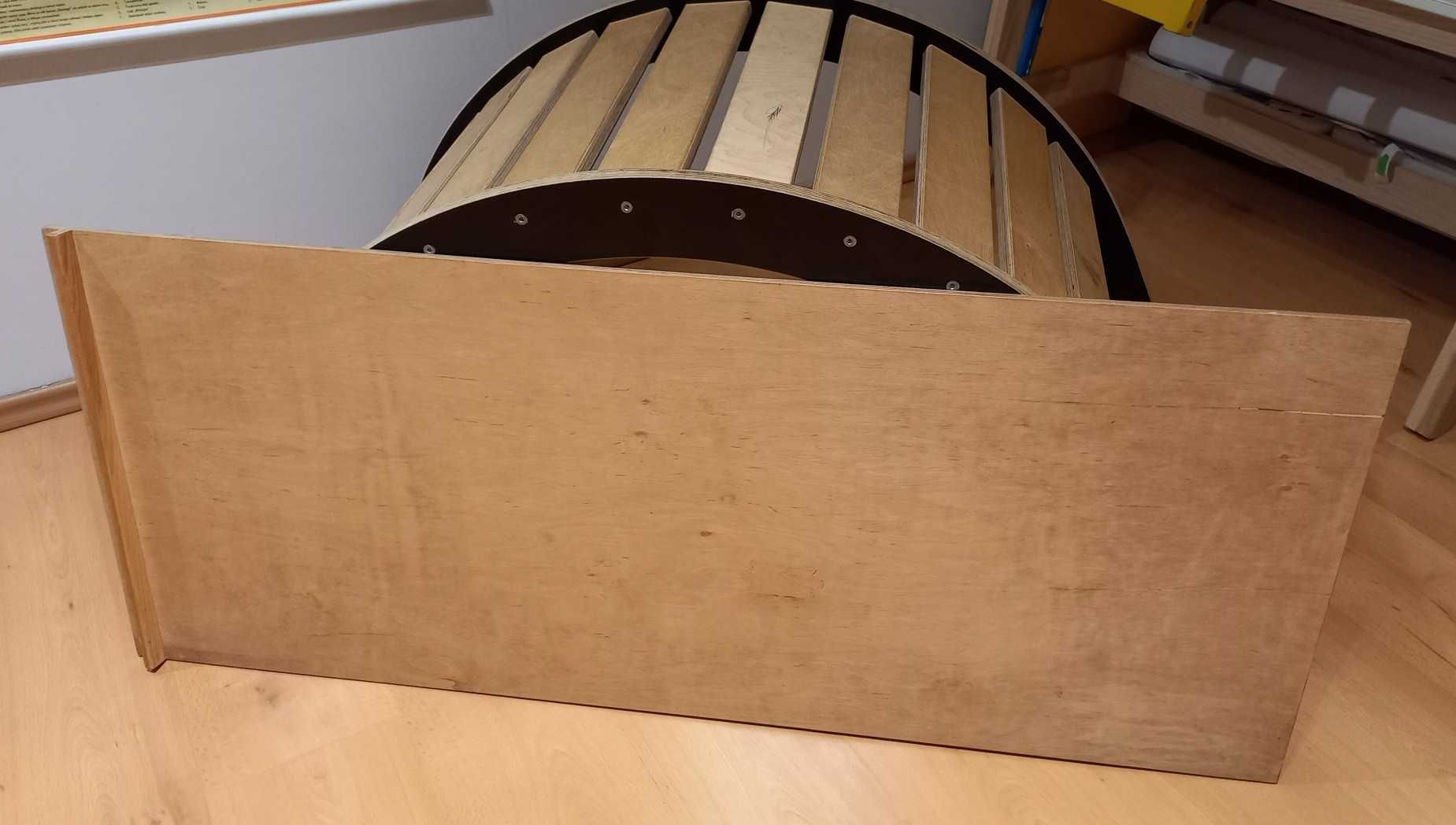 Bujak Juupi razem z deską - zjeżdżalnią