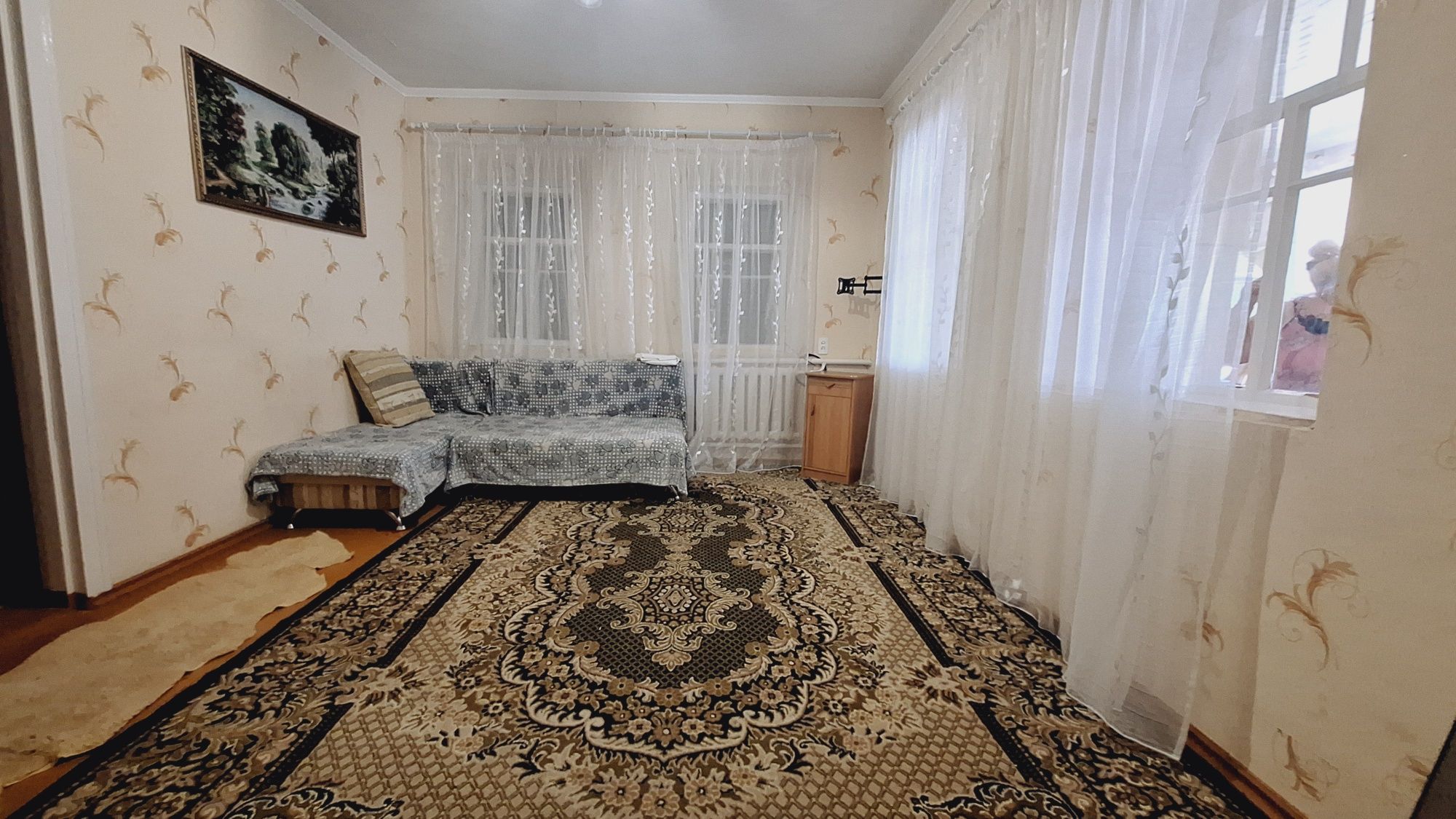 Продаж житлового будинку на березі ставка.