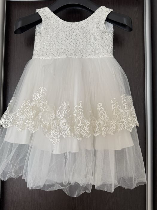 Сукня біла з короною