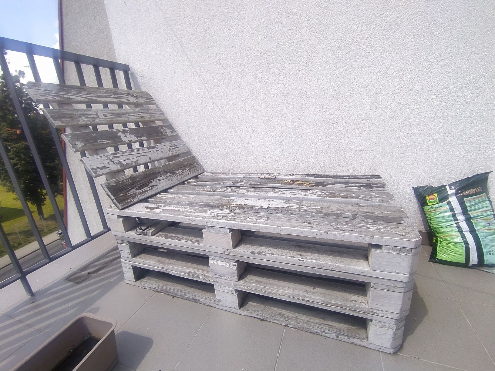 Leżak z palet na balkon/ogród