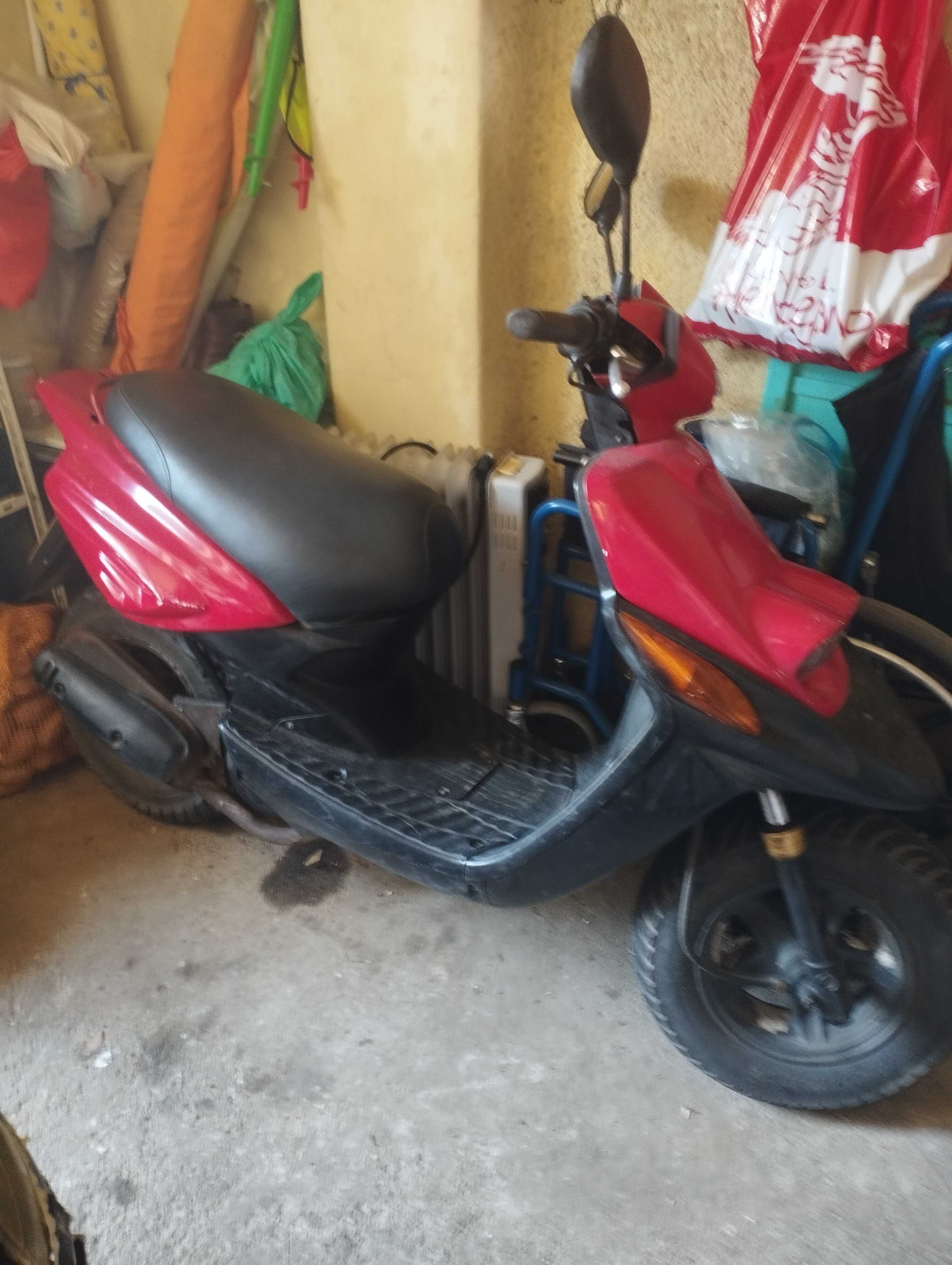 Duas motas uma gasolina e o outro elétrica com baterias novas