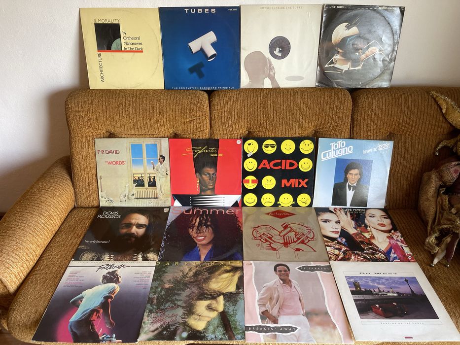 Lote de 144 discos de vinil - (140 lps e 4 maxis)