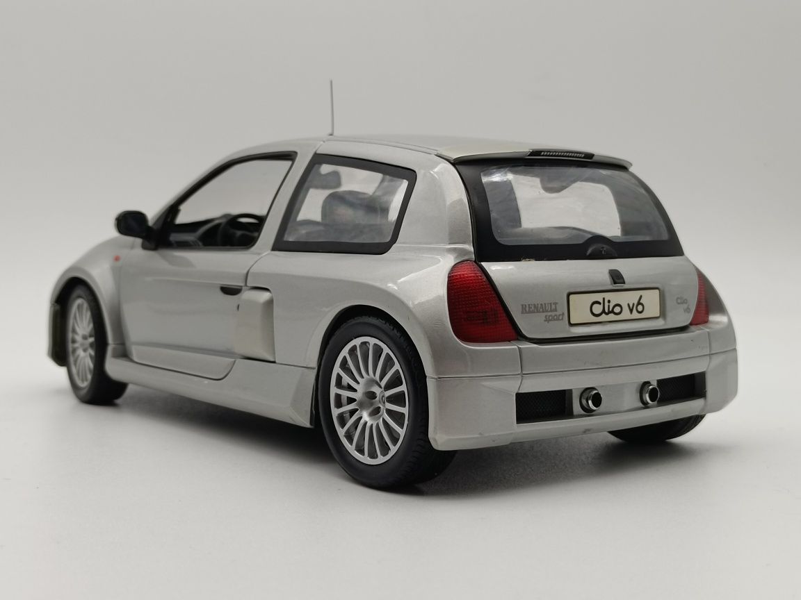 Renault Clio Sport V6... Universal hobbies 1:18