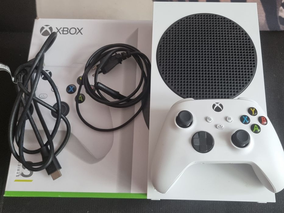 Xbox series S + ładowarka na pady.