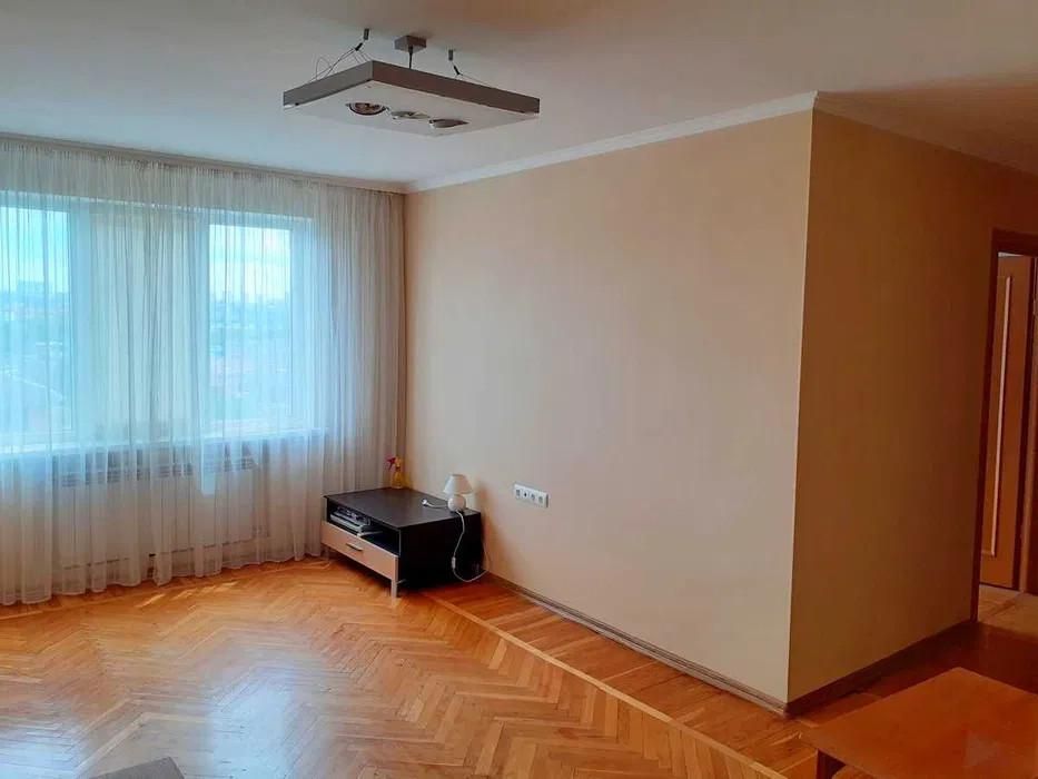 3-х кімнатна квартира з ремонтом, поруч метро Левада