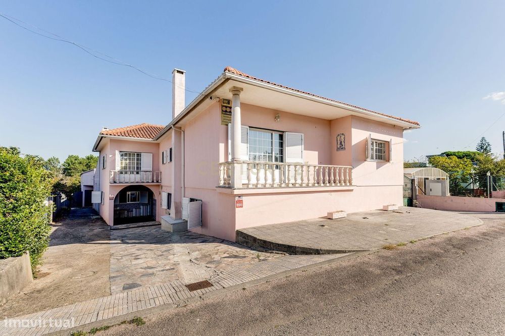 Edifício em Propriedade Horizontal – 10 Apartamentos + Piscina Interio