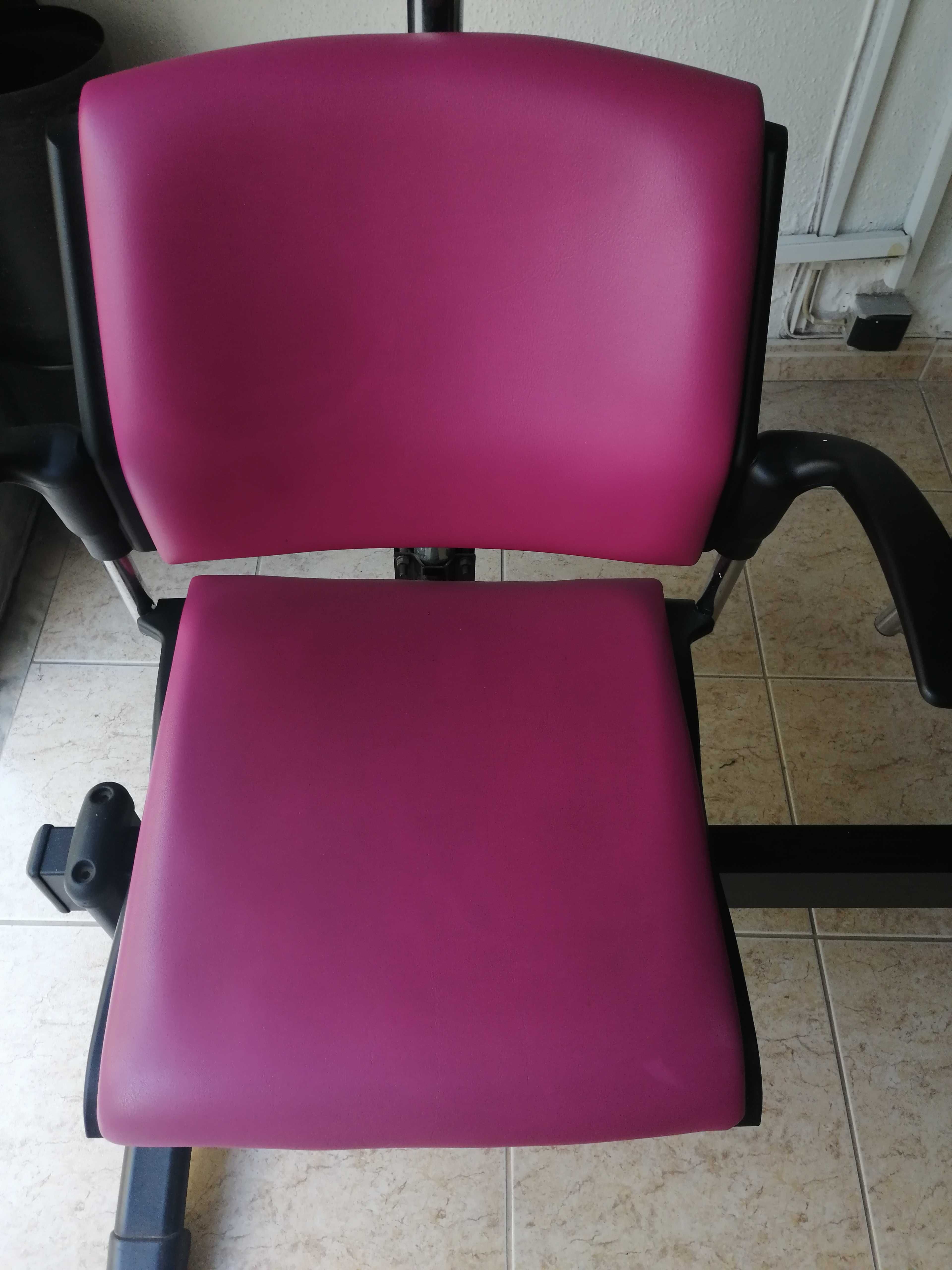 Cadeira com suporte vaporizador e secador de rolos
