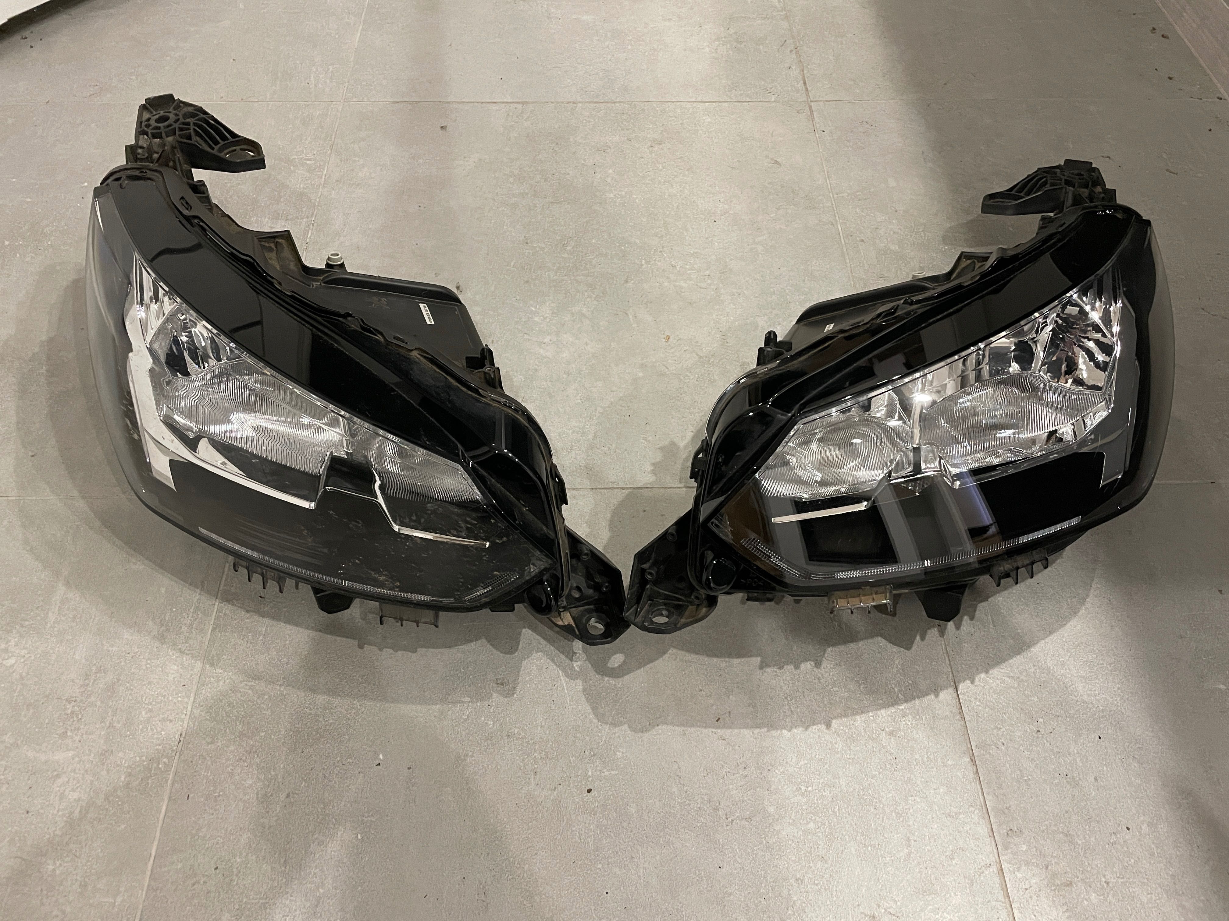 Lampy Reflektory przód komplet Peugeot 208 II Oryginał