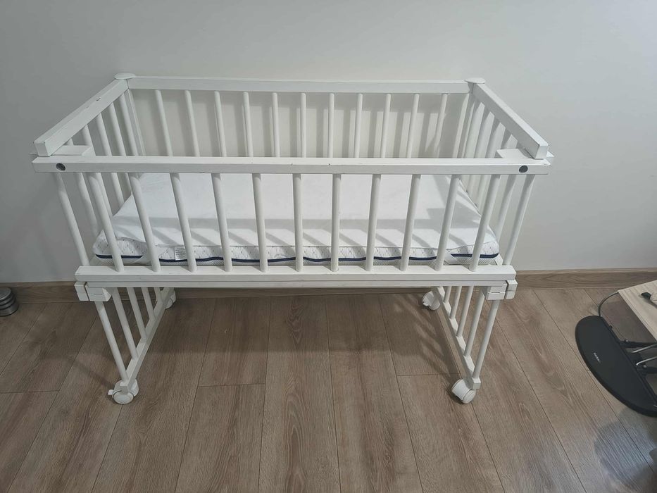 Łóżeczko dostawką jeżdżące, materac 90x40