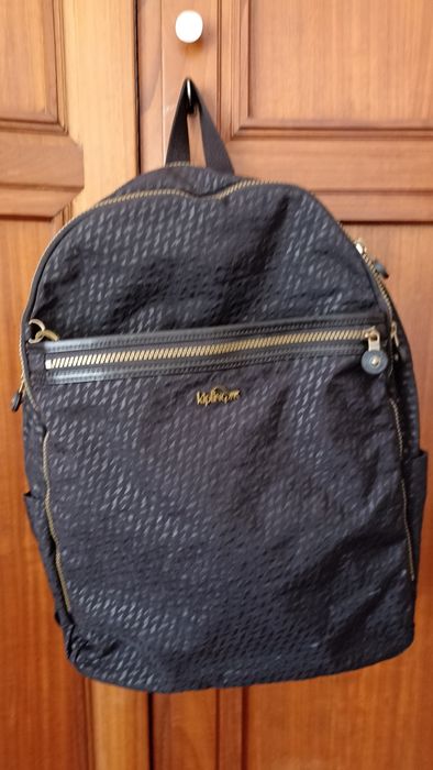 Mochila preta Kipling para laptop