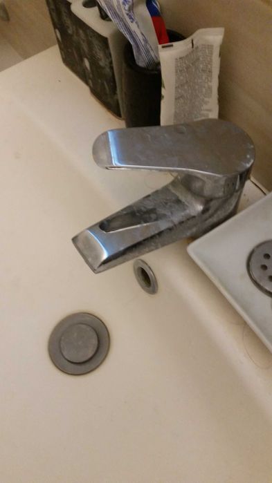 Umywalka łazienkowa Cersanit z baterią