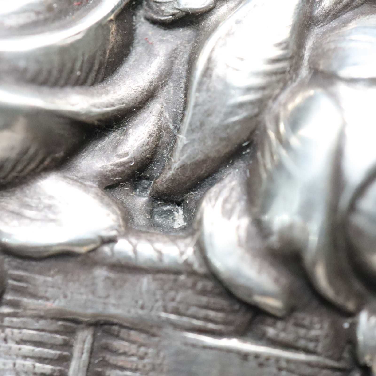 Caixa redonda em pau santo e aplicação em prata aguia