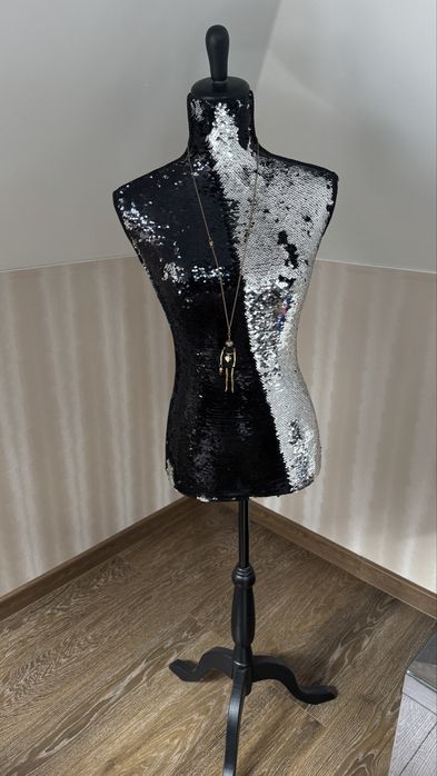 Nowy manekin stojak zdobiony cekinami