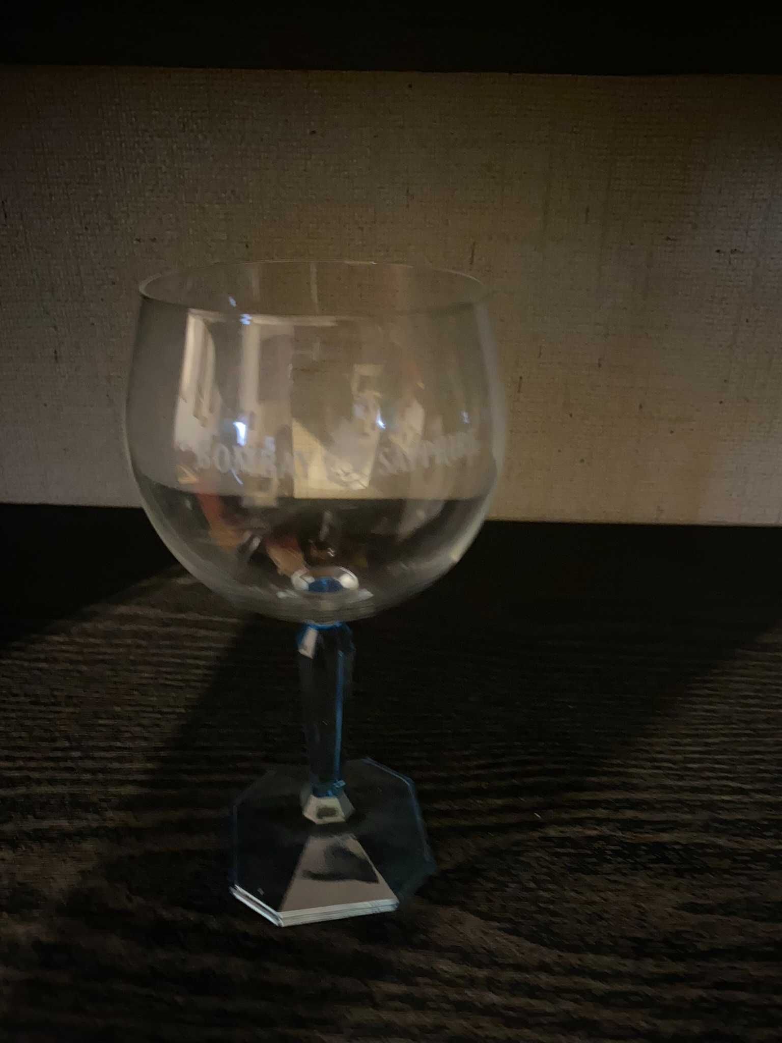 copo de gin transparente