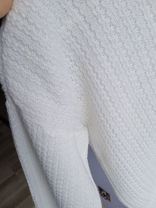 Biały lekki sweter. Szerokość od pachy do pachy 2x 55 cm oversize