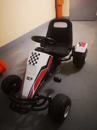 Gokart na pedały dla dziecka.