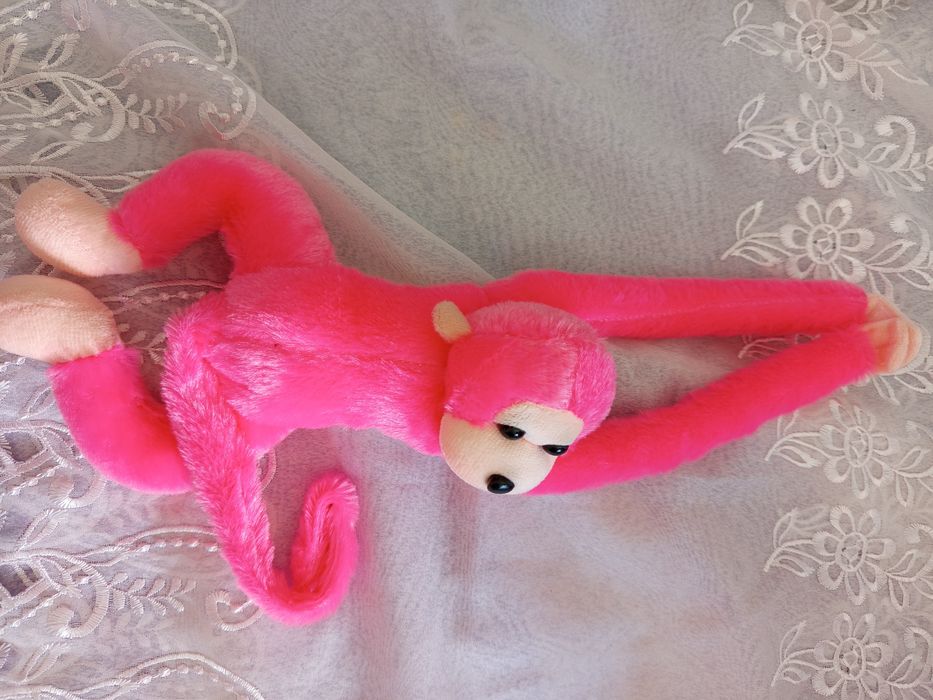 Macaco peluche pendurado.