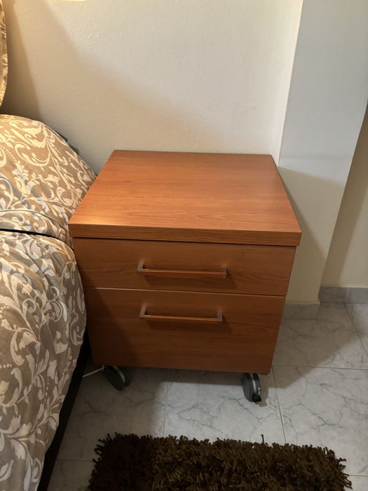 Mesa de cabeceira com rodinhas