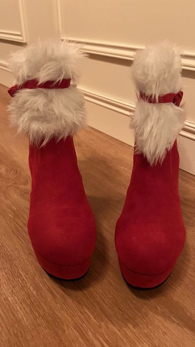 Sapatos Vermelhos com apontamento de pelucia