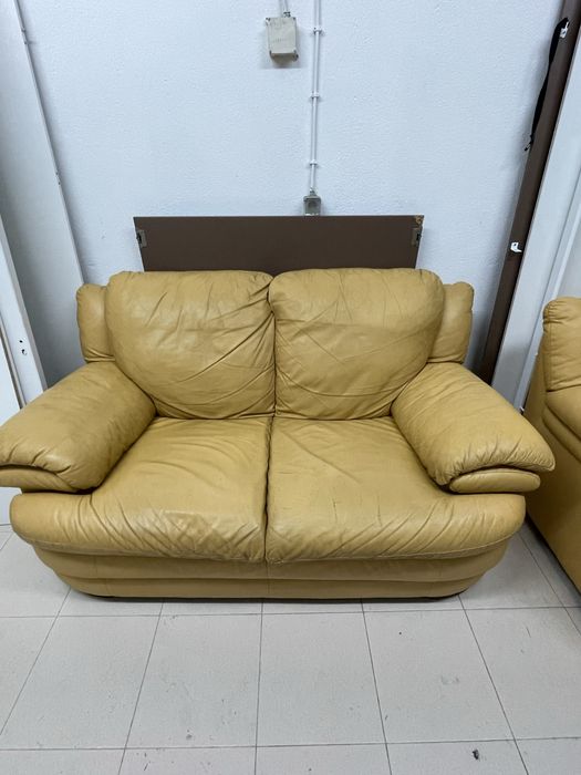 Sofa em pele beje