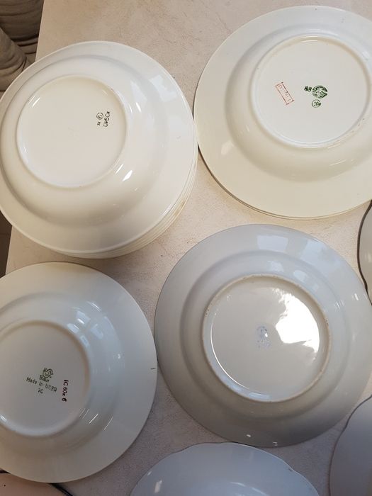 Глибокі раритетні великі тарелі тих часів дуже багато є в оголошеннях