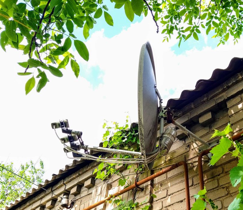 Спутниковая антена VARIANT - 90 см. 3 головки, крепление.