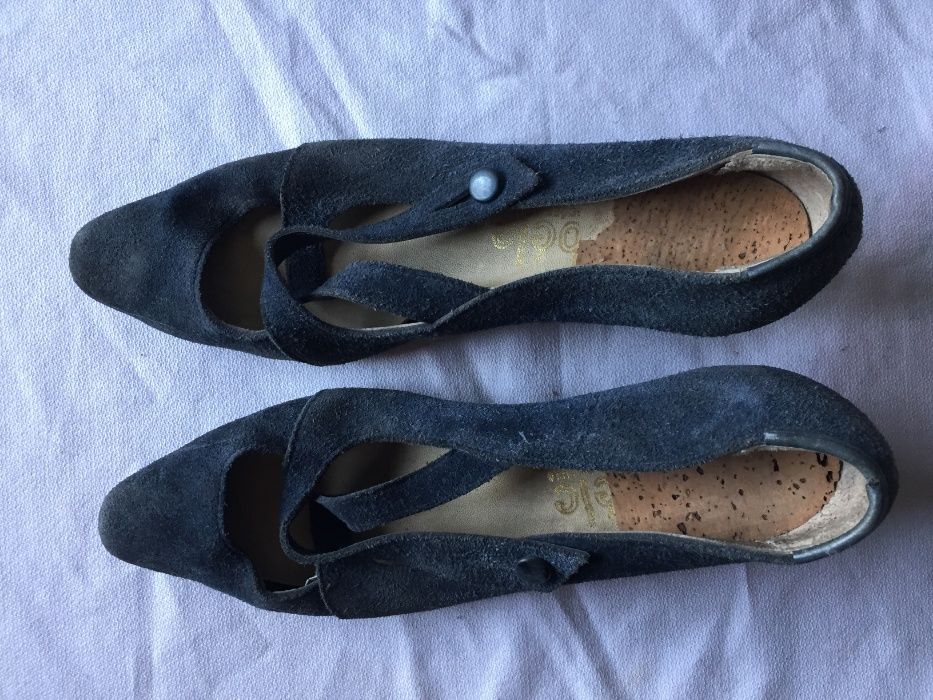 sapatos antigos: 3 salto agulha e 1 camurça azul salto normal