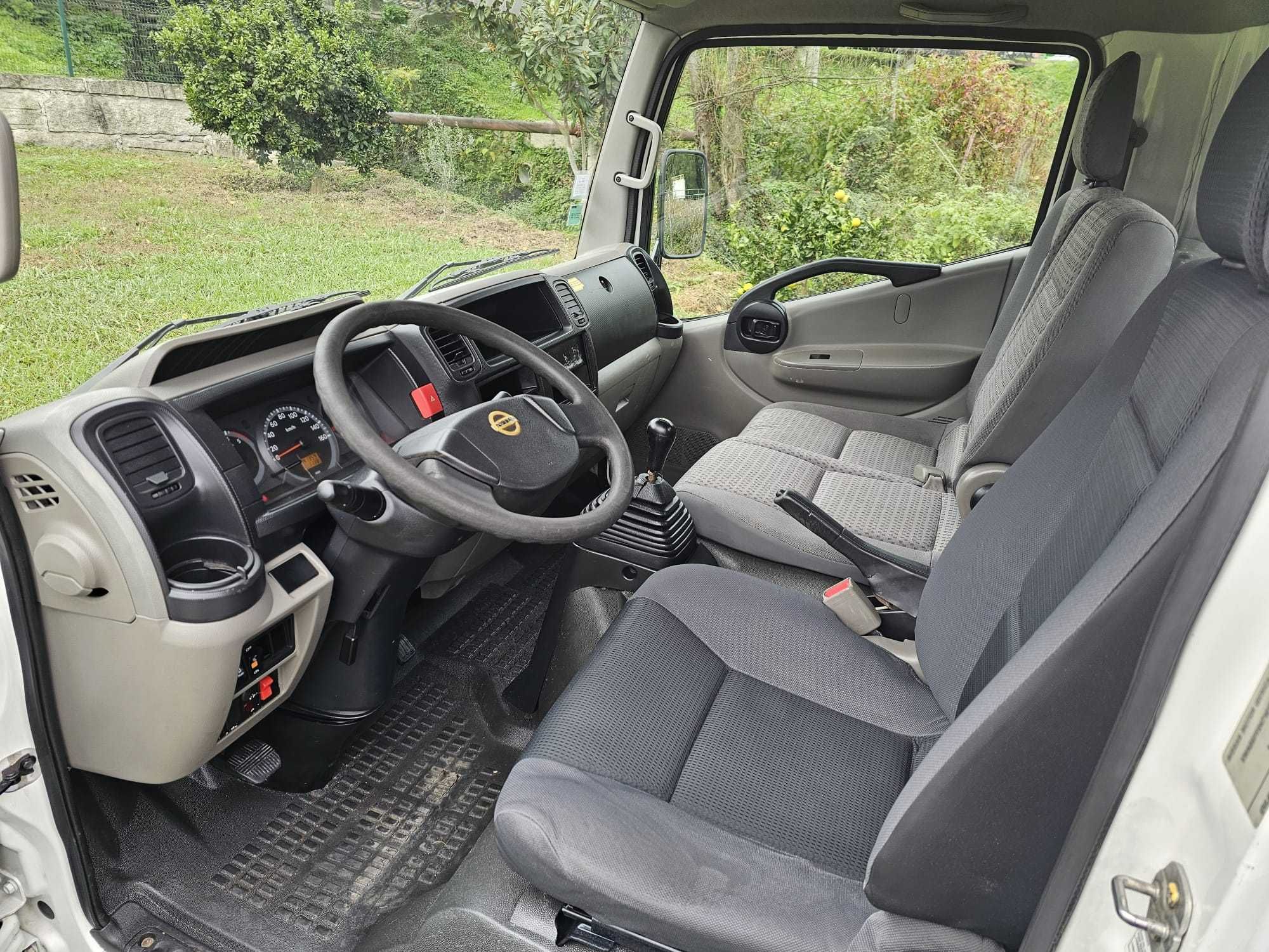 Nissan cabstar c/ plataforma elevatória