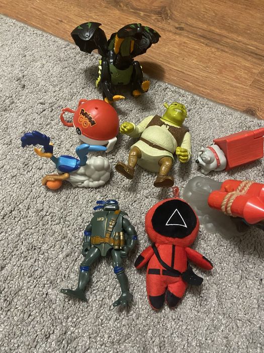 Іграшки тварини комахи звірі зміі динозаври