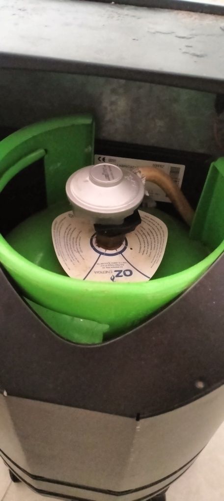 Aquecedor a gás com botija vazia