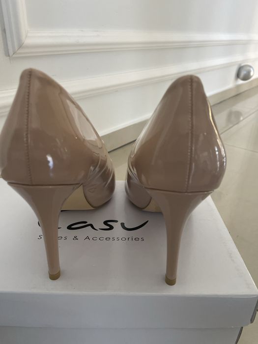 Beżowe cieliste lakierowane czółrnka szpilki open toe Casu rozmiar 39