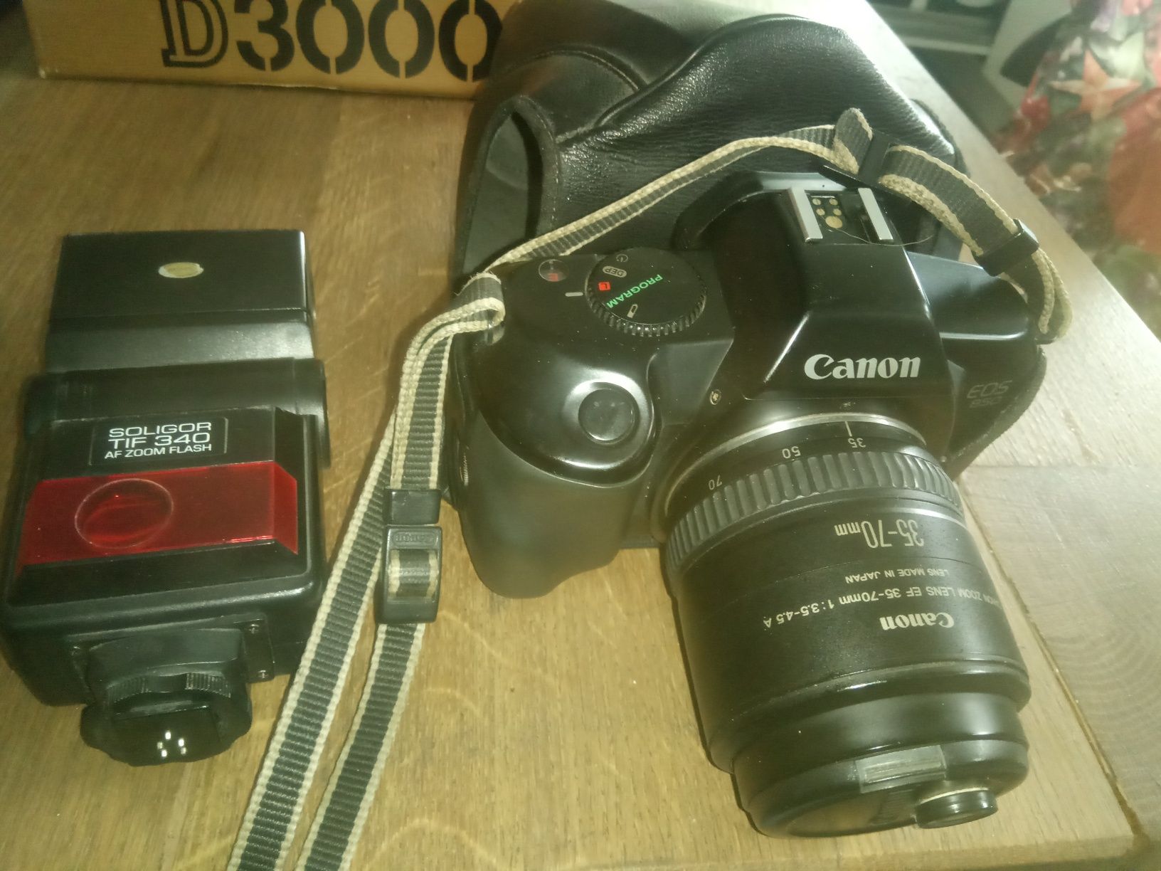 Aparat Canon EOS 850 Obiektyw Canon EF 35-70 km Lampa Soligor TIF 340