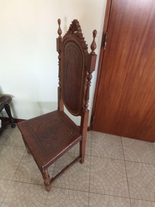 Cadeiras de madeira e couro