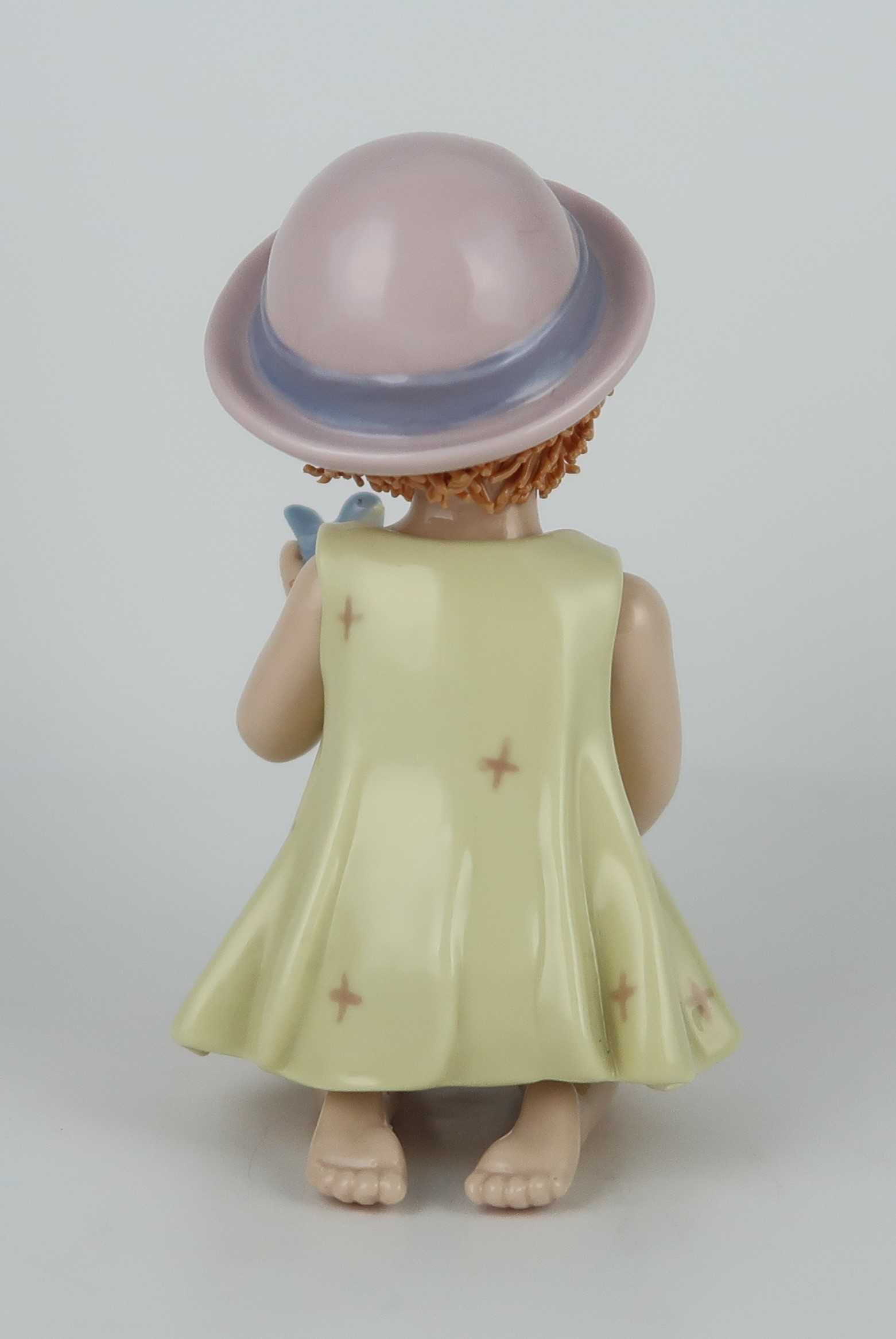 Menina com Pomba - Figura em porcelana