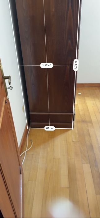 Roupeiro em madeira escura