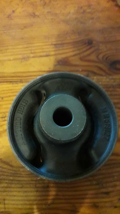 MR519127 Mitsubishi сайлентблок заднего прод. нижнего рычага MR403441